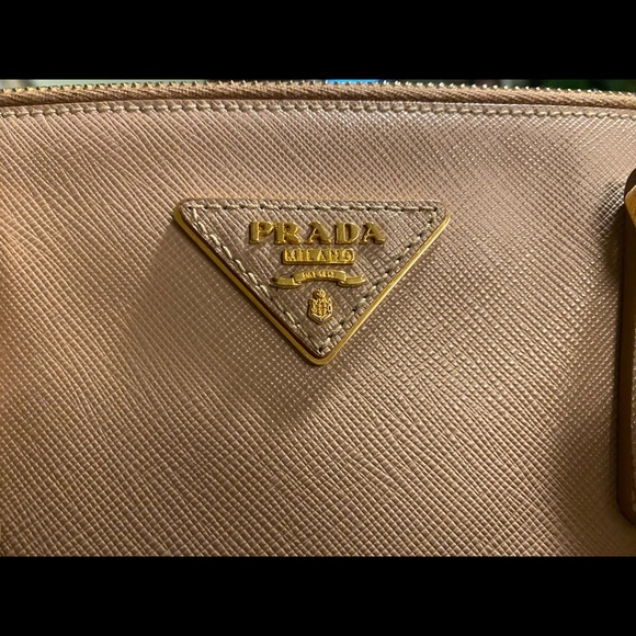 Authentic Prada Saffiano Lux - Picture 15 of 16
